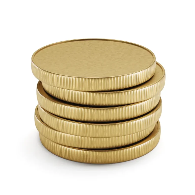 Pile de six pièces d’or sur fond blanc